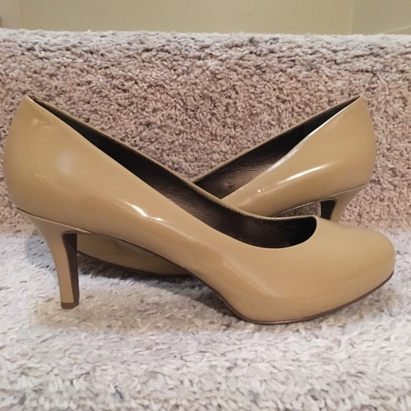 Trotters Shoes - NWOB Trotter’s taupe round toe patent pumps 7.5M